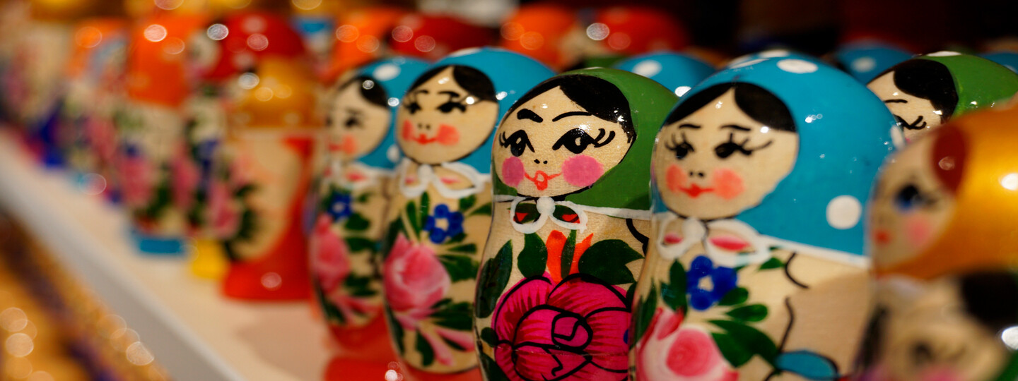 Maatuska on matkamuistona tunnettu venäläinen sisäkkäisten hahmojen muodostama puunukke.