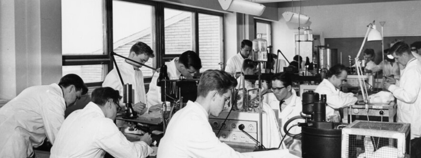 Vanha mustavalkoinen kuva laboratiosta