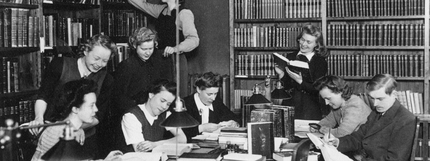 Seminaarihuone ja opiskelijoita Phoenixin kirjastossa vuonna 1947.