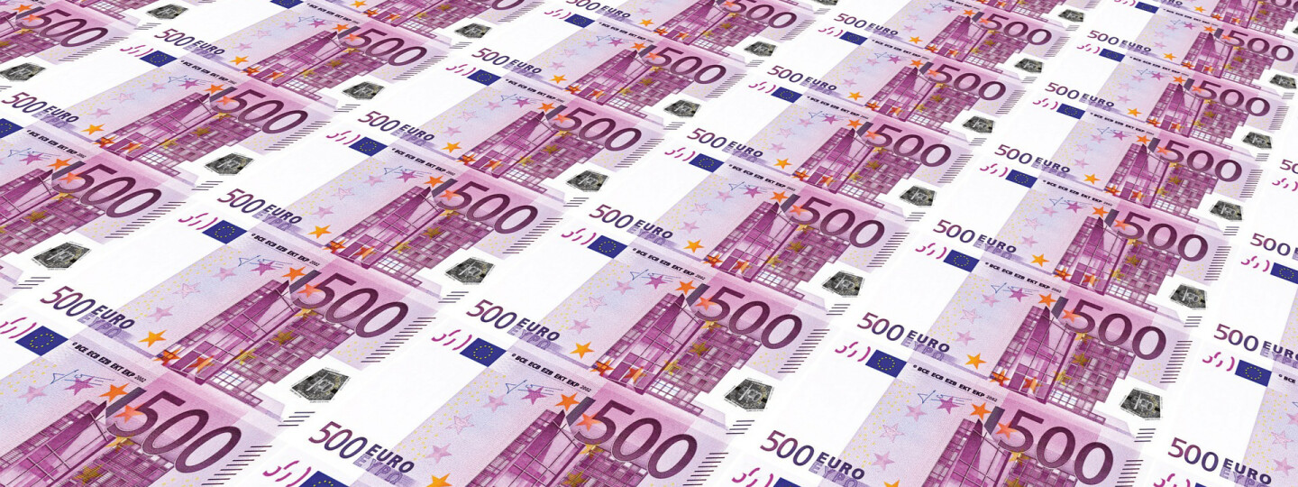 Taso täynnä 500 euron seteleitä.
