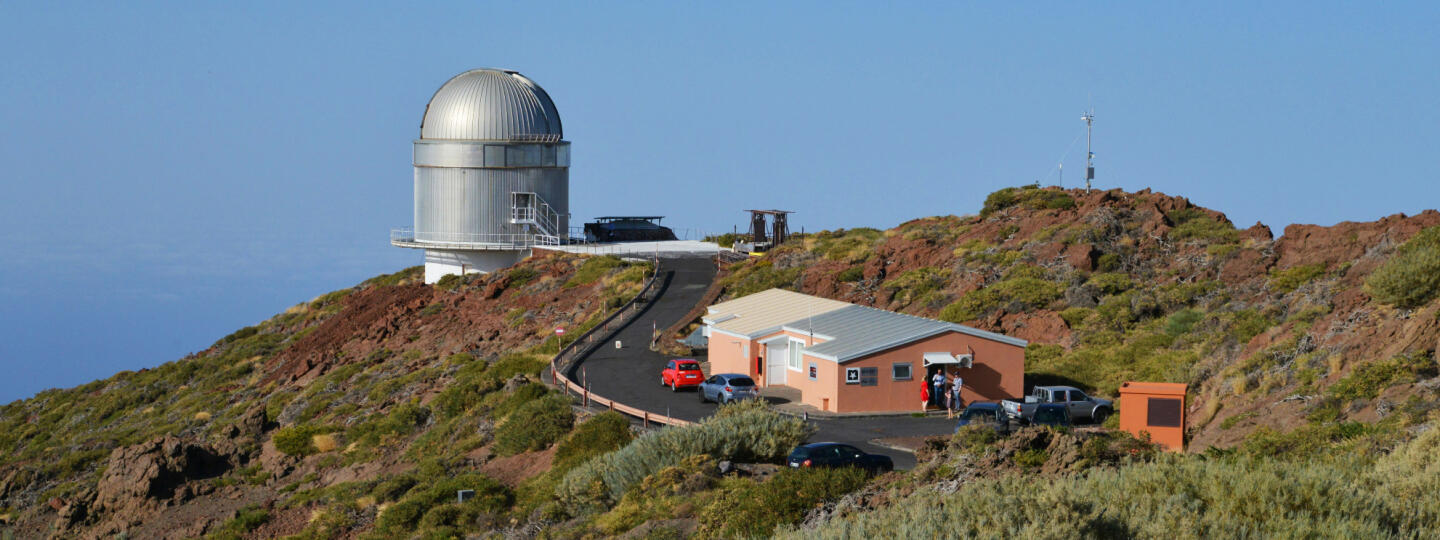 Not-teleskooppi ja sen yhteydessä oleva rakennus La Palmalla.