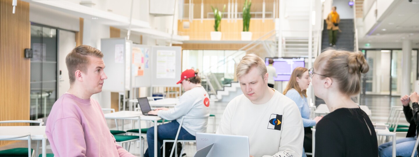 Ihmisiä tietokoneiden äärellä