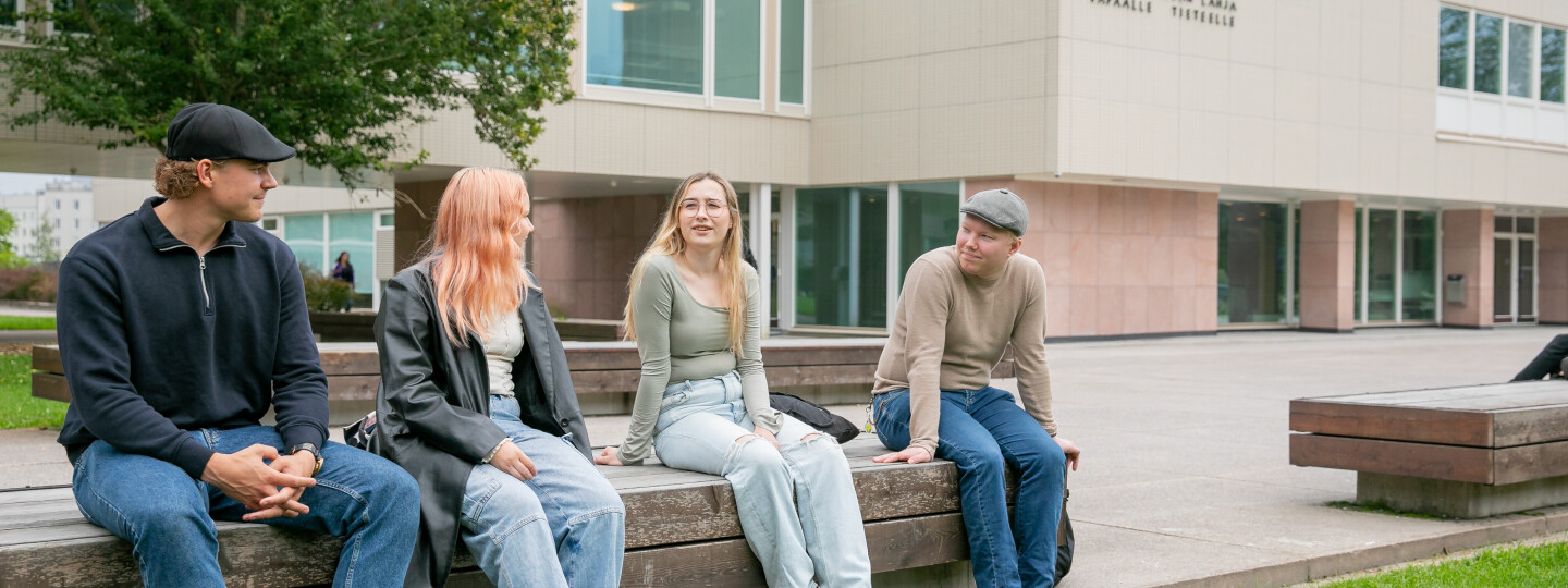 Opiskelijoita viettämässä aikaa pääaukiolla.