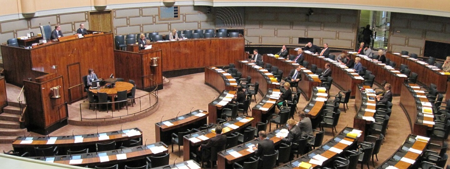 Suomen eduskunnan suuri sali ja istunnossa läsnä olevia kansanedustajia