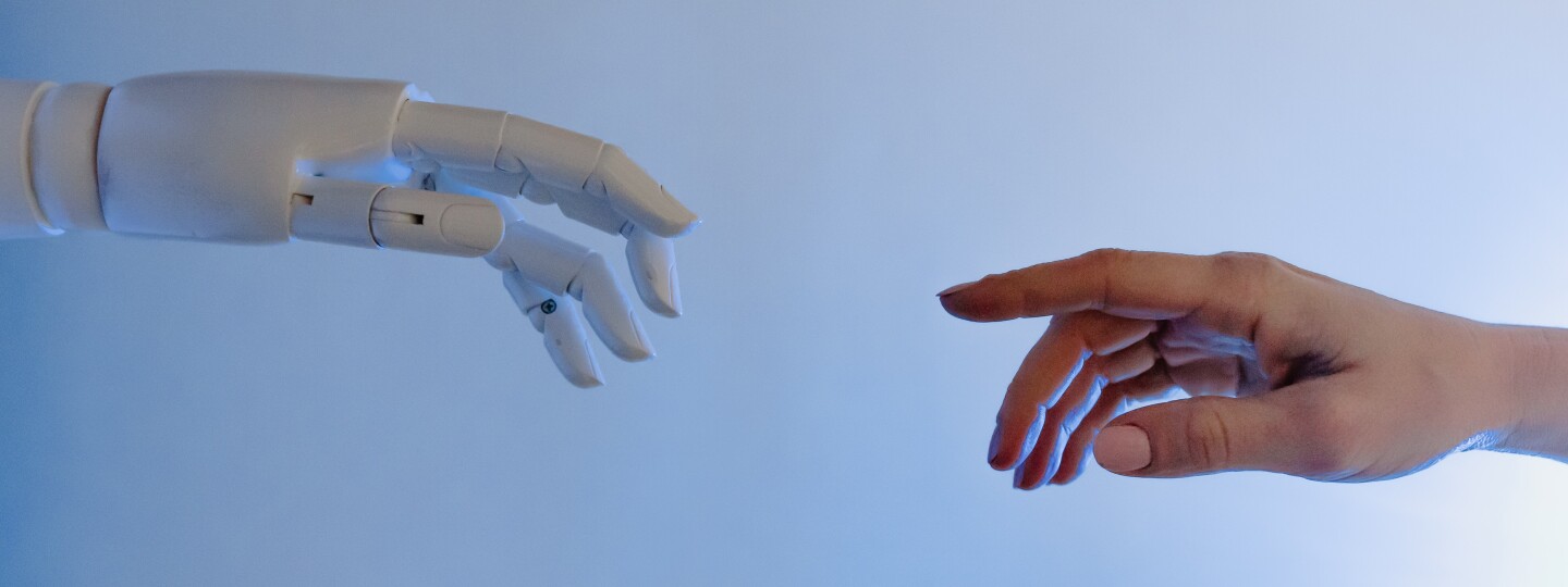 Ihmisen käsi ja robotin käsi