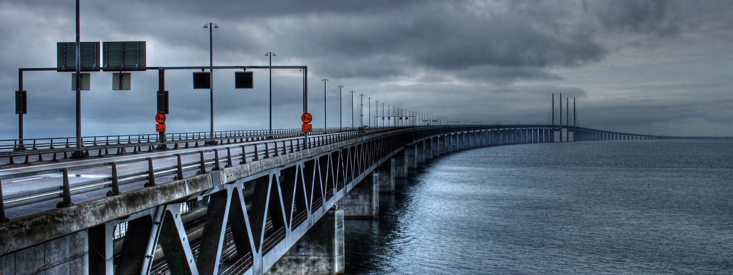 Kuvituskuvassa Öresundin silta synkällä säällä
