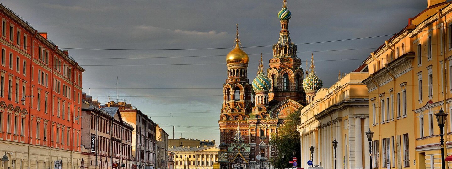 Kirkko, joki ja kaupunkinäkymää Pietarissa Venäjällä