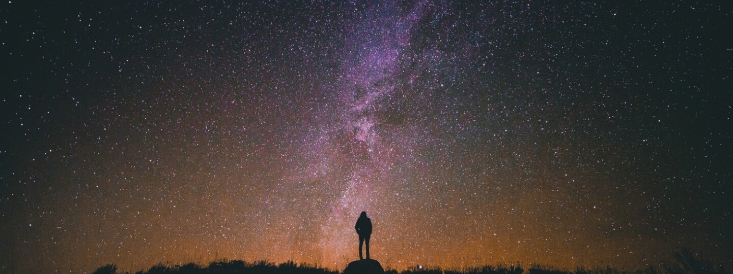 Ihminen katselee tähtitaivasta yöllä.