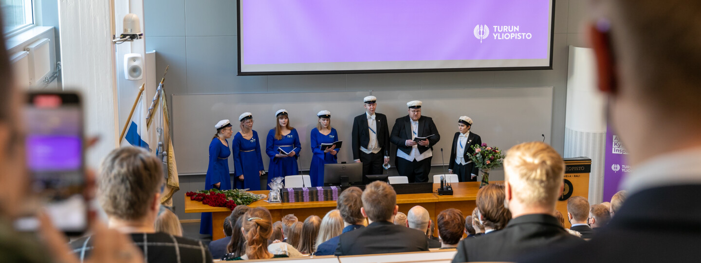 Turun yliopiston kuoron tuplakvartetti esiintyy valmistujaisjuhlassa.