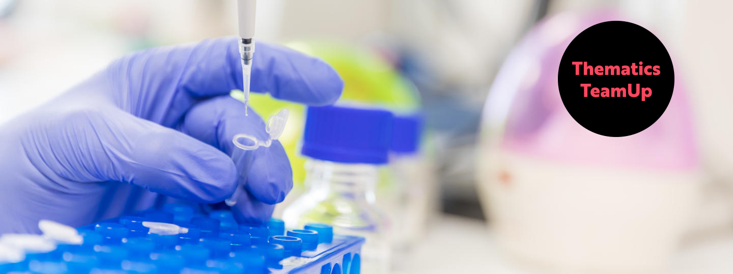 Tutkija pipetoi laboratoriossa, kuvan päällä tapahtuman nimi Thematics TeamUp