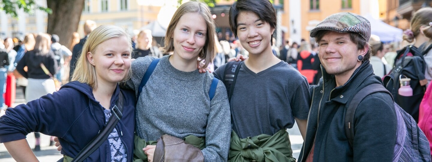 Neljä opiskelijaa avajaiskarnevaaleilla
