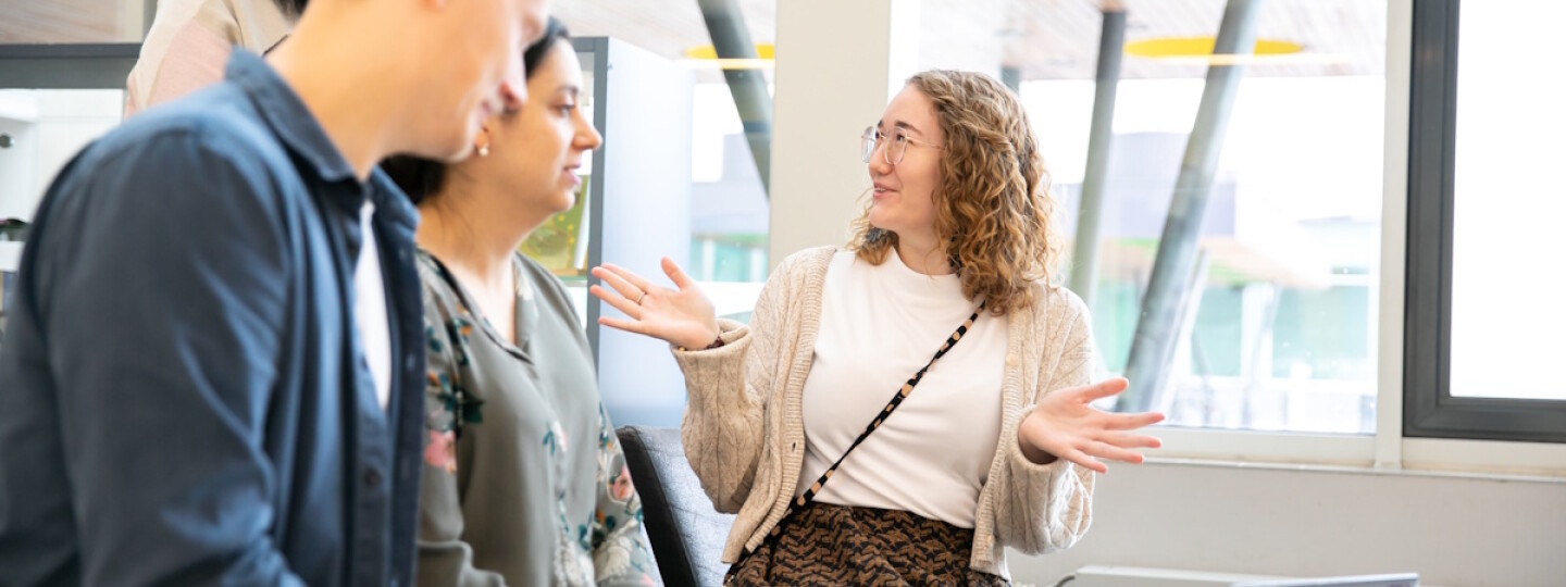 Ihmisiä keskustelemassa