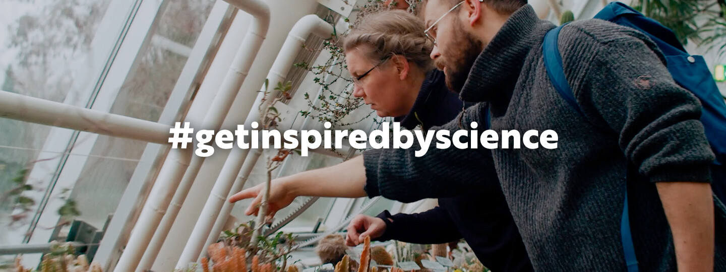 Tutkijat kasvihuoneella ja teksti kuvassa Get inspired by science.