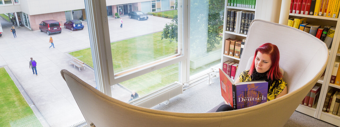 opiskelijoita Feeniks kirjastossa (33.5)