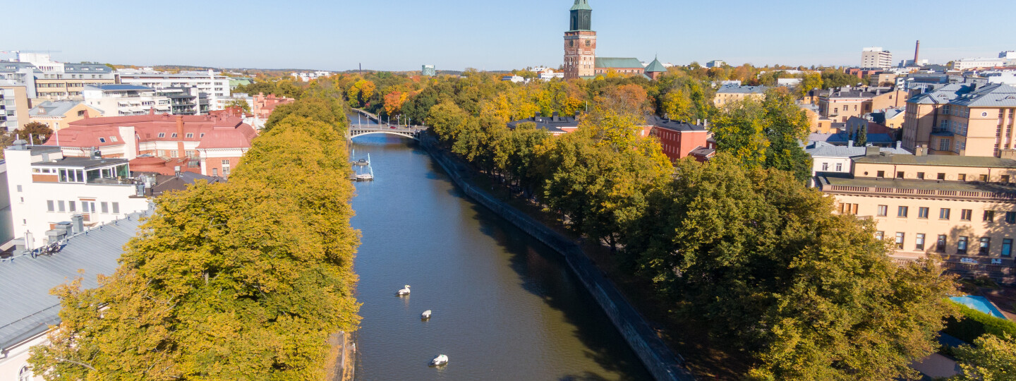 Ilmakuva Aurajoki ja Turun tuomiokirkko syksy 2022