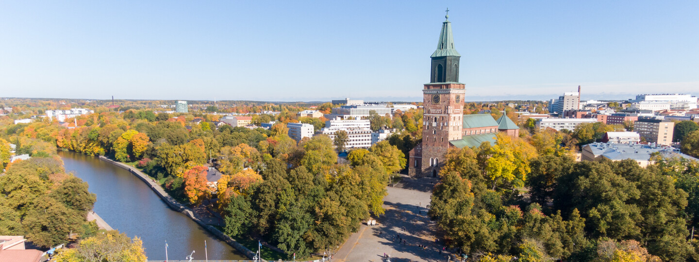 Ilmakuva Aurajoki ja Turun tuomiokirkko syksy 2022