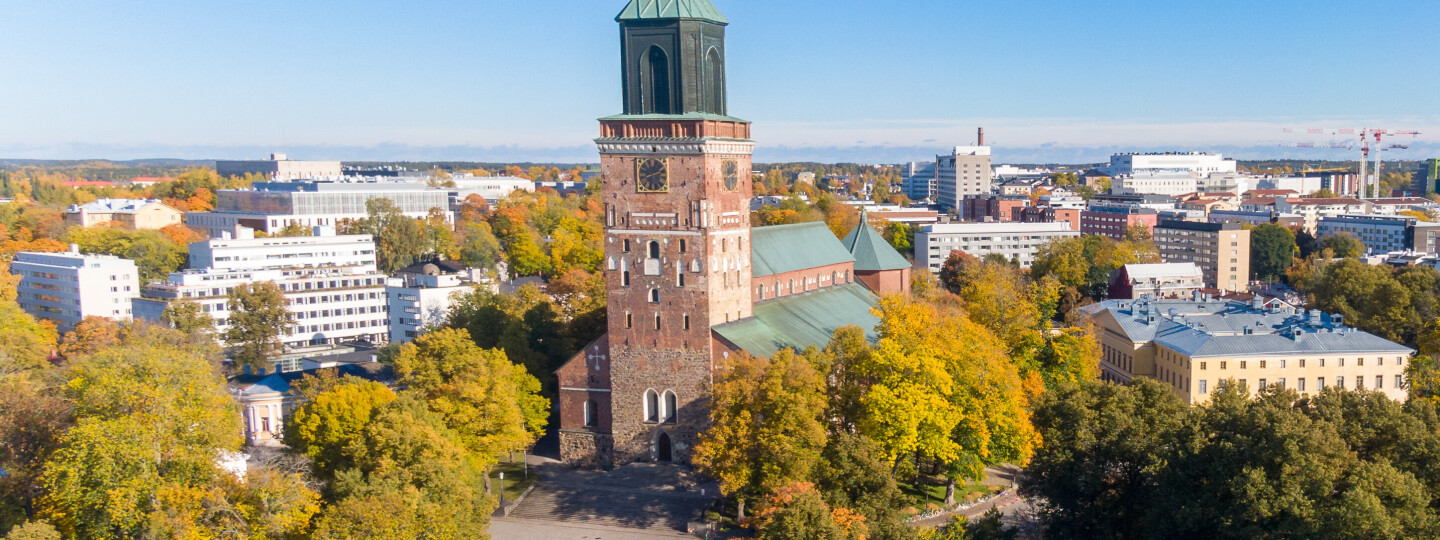 Ilmakuva Turun tuomiokirkko ja Akatemiatalo syksy 2022