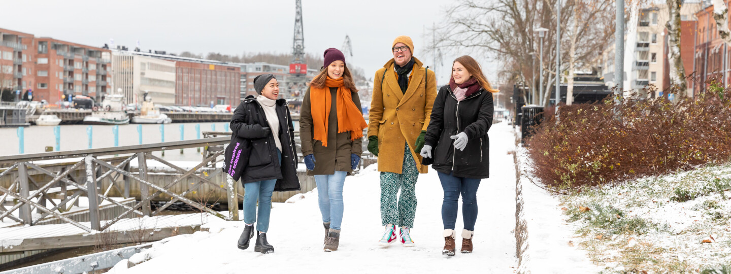 Opiskelijoita Förillä talvella (2)