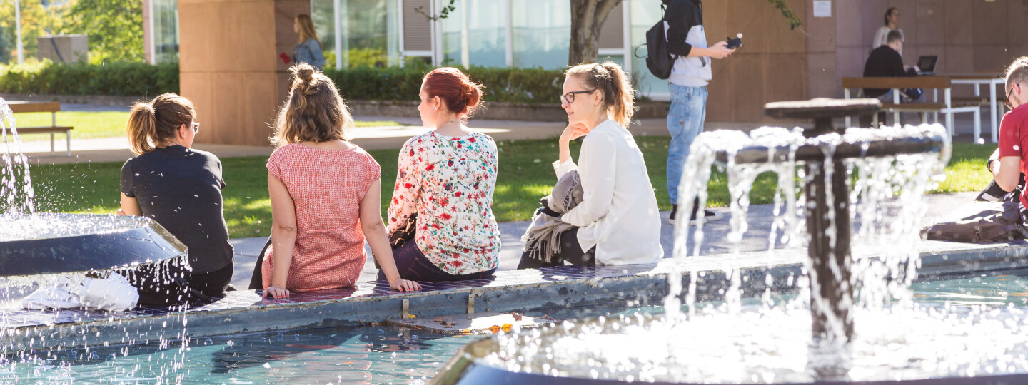 Opiskelijoita yliopistonmaella