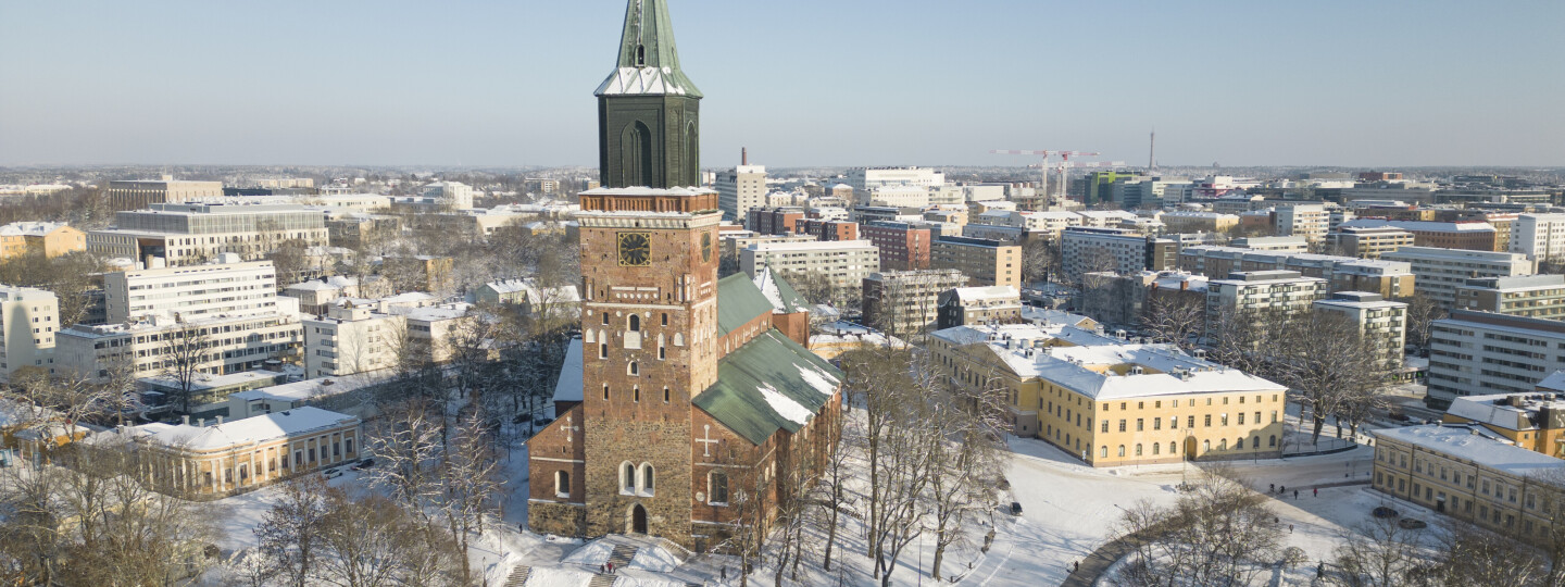Ilmakuva Turun tuomiokirkko ja Akatemiatalo talvi 2023