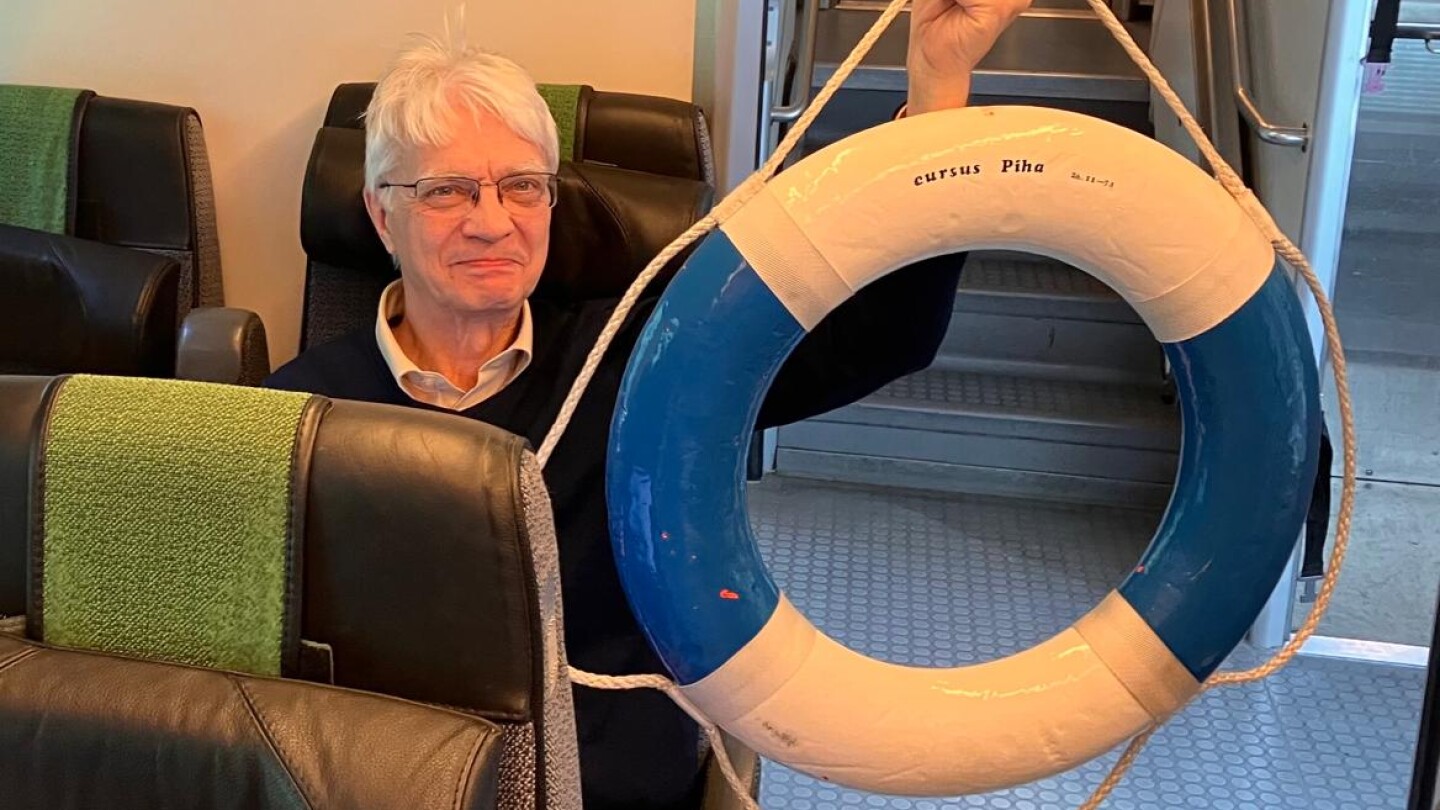 Tapani Piha junassa vuosikurssin pelastusrenkaan kanssa