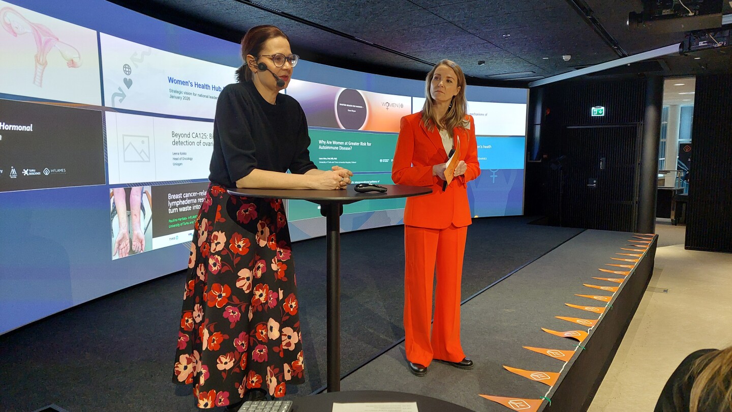 Puhujakuva lavan suuntaan.