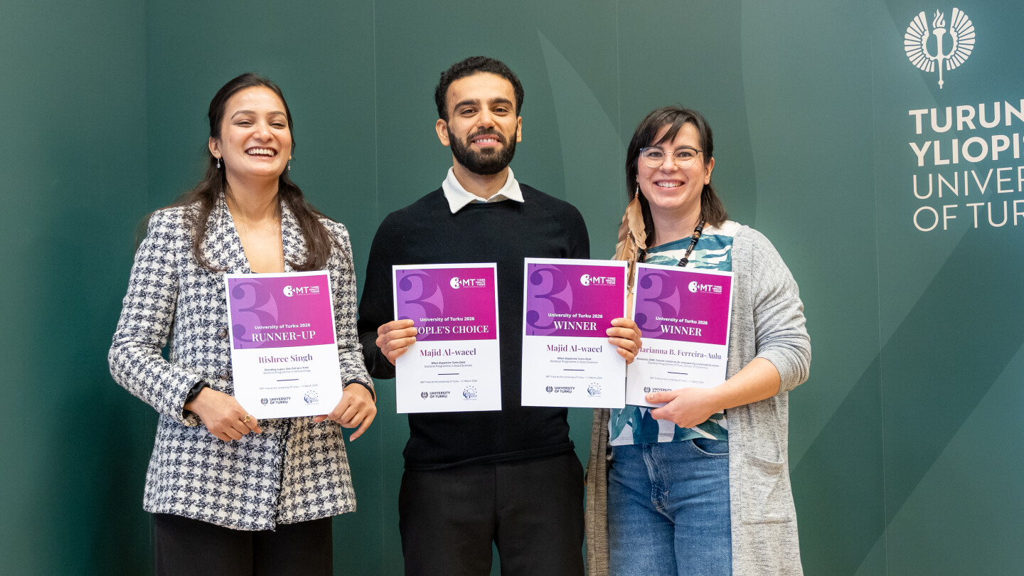 Itishree Singh, Majid Al-waeel ja Marianna B. Ferreira-Aulu iloisina vihreän taustan edessä diplomit käsissään.