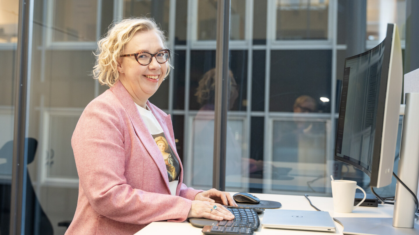Jonna Järveläinen työskentelee tietokoneella.