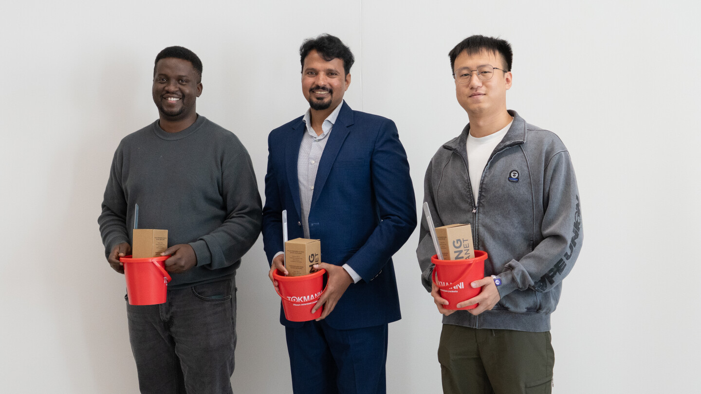 Oluwafemi Ojo, Nisar Ahmed ja Chenxin Chen poseeraamassa palkintoämpärien kanssa