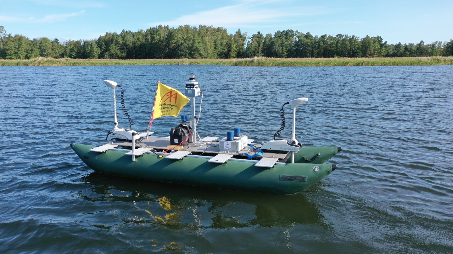 merellä kuvattu tutkimusvene, jossa on tummanvihreät kumiponttoonit molemmin puolin kannattelemassa niiden päälle kiinnitettyjä tutkimusinstrumenttejä. päälle on kiinnitetty myös keltainen Åbo Akademiin lippu