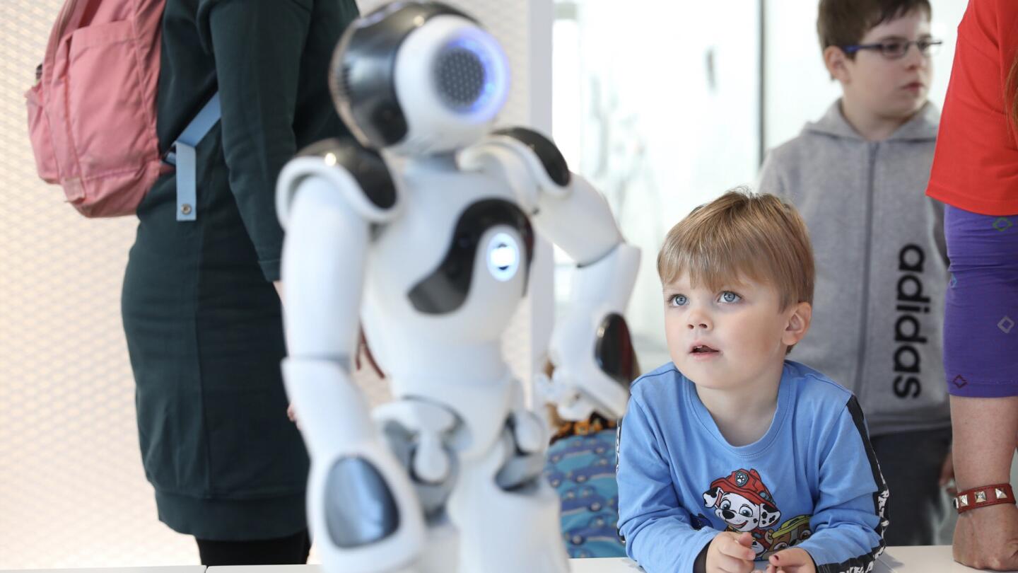 Tieteen päivillä 2019 Viljami ihmettelee laulavaa robottia
