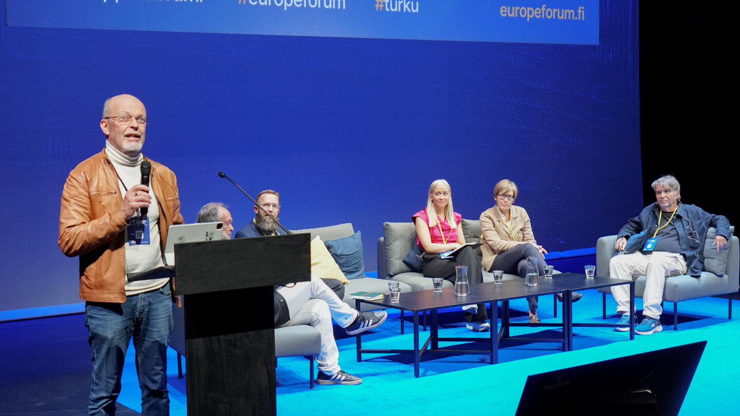 Pekka Hänninen puhumassa