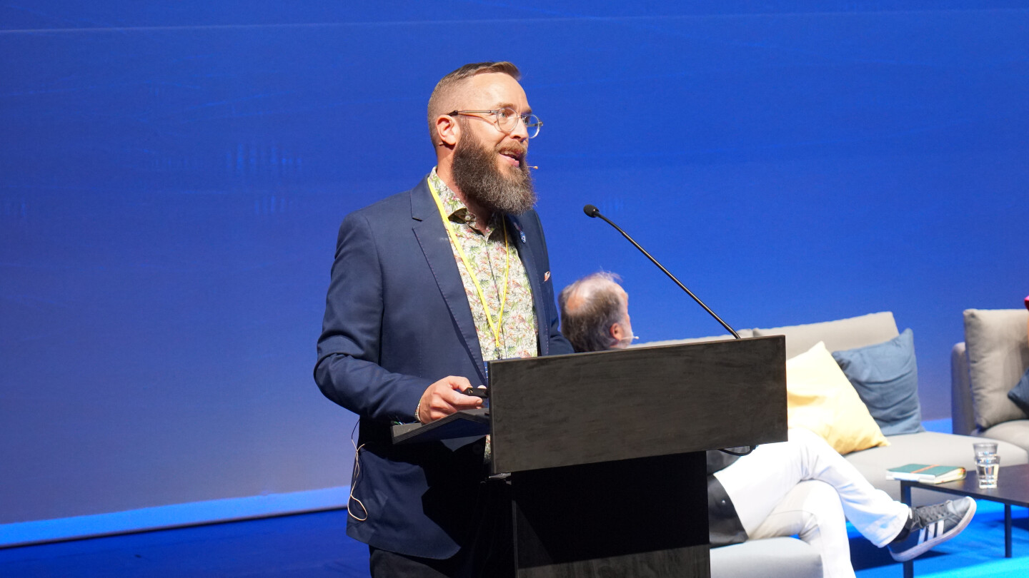 Ilari Sääksjärvi puhumassa