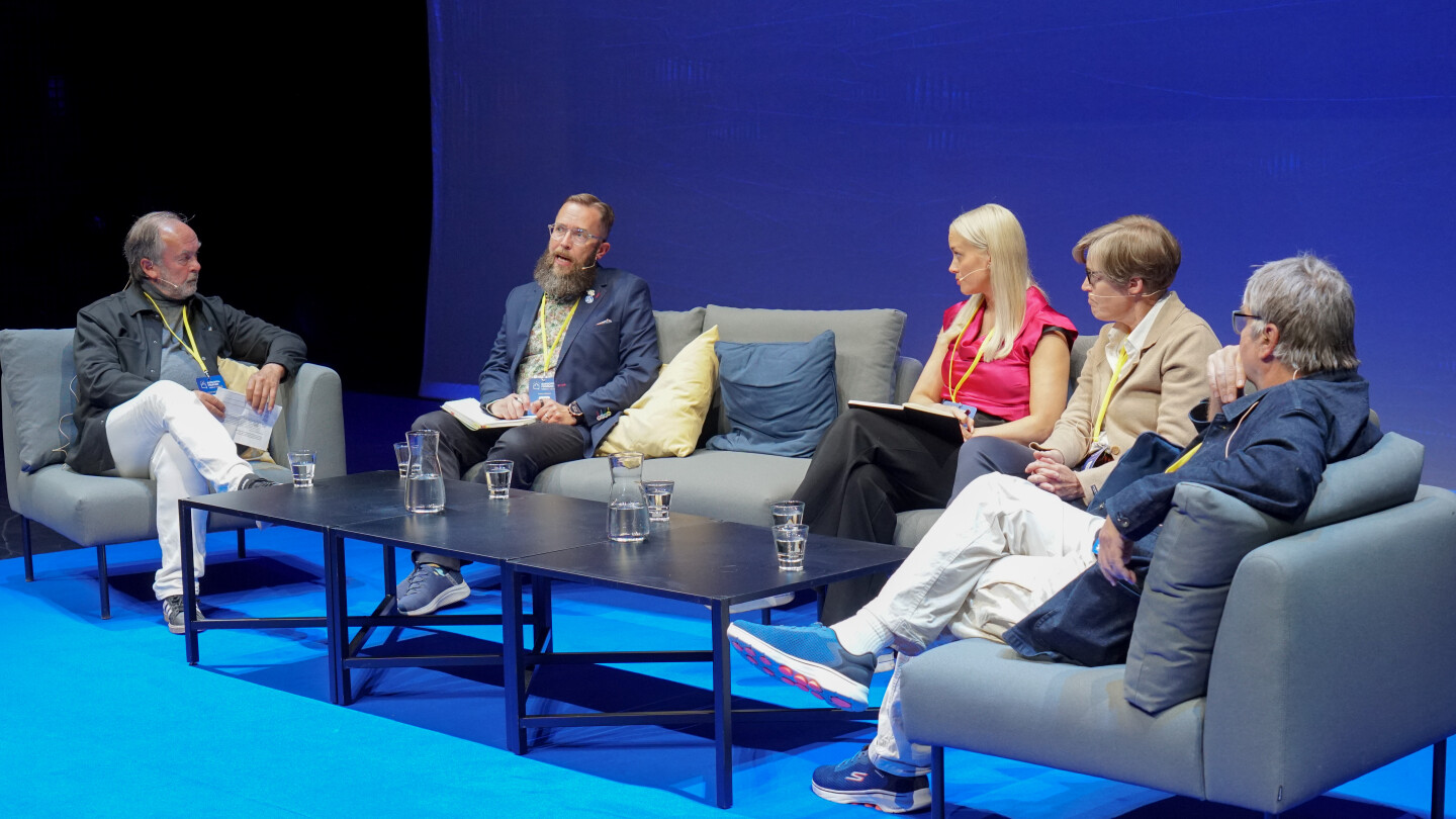 Panelistit puhumassa