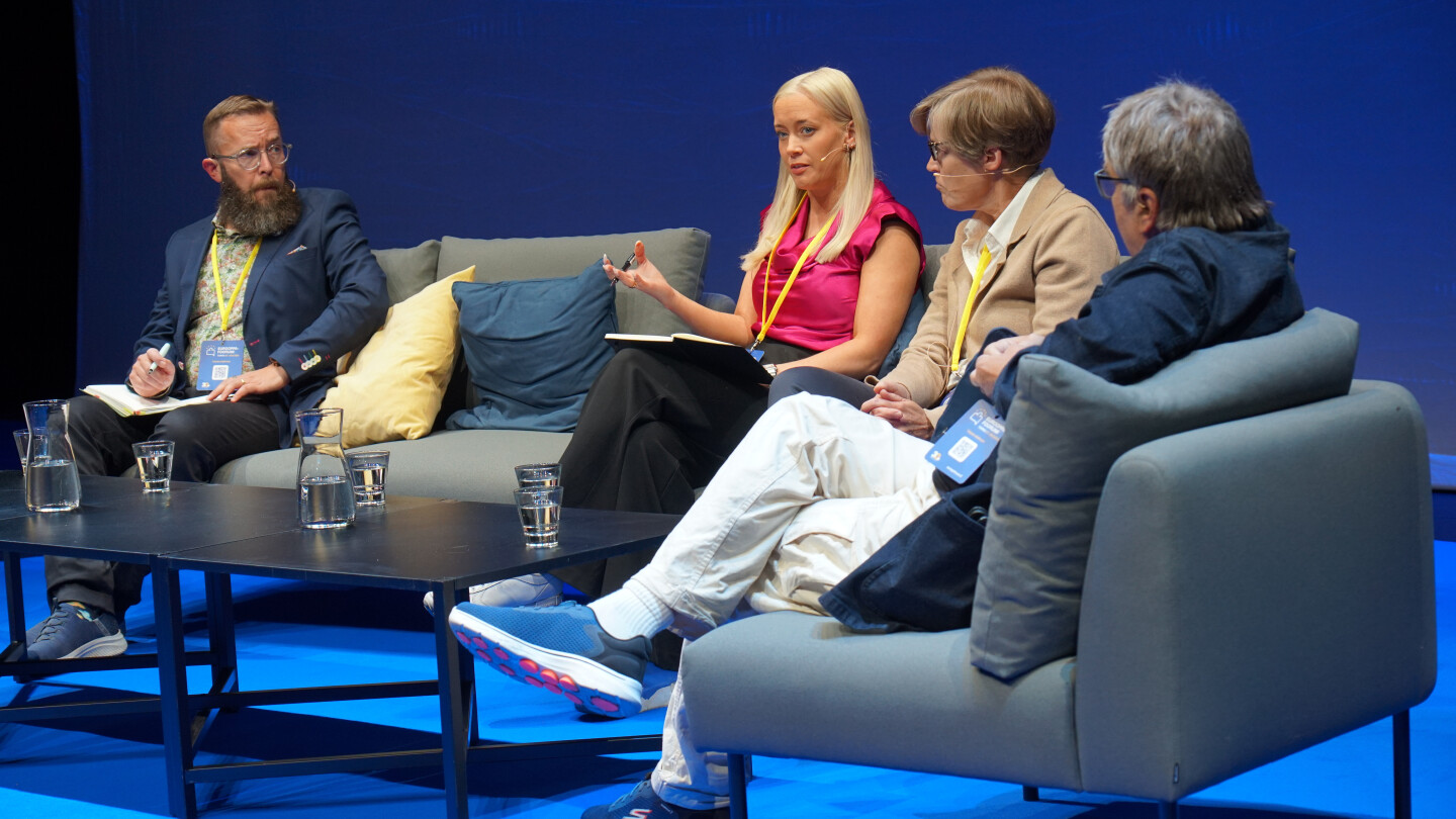 Sofia Virta puhumassa ympärillään muut panelistit