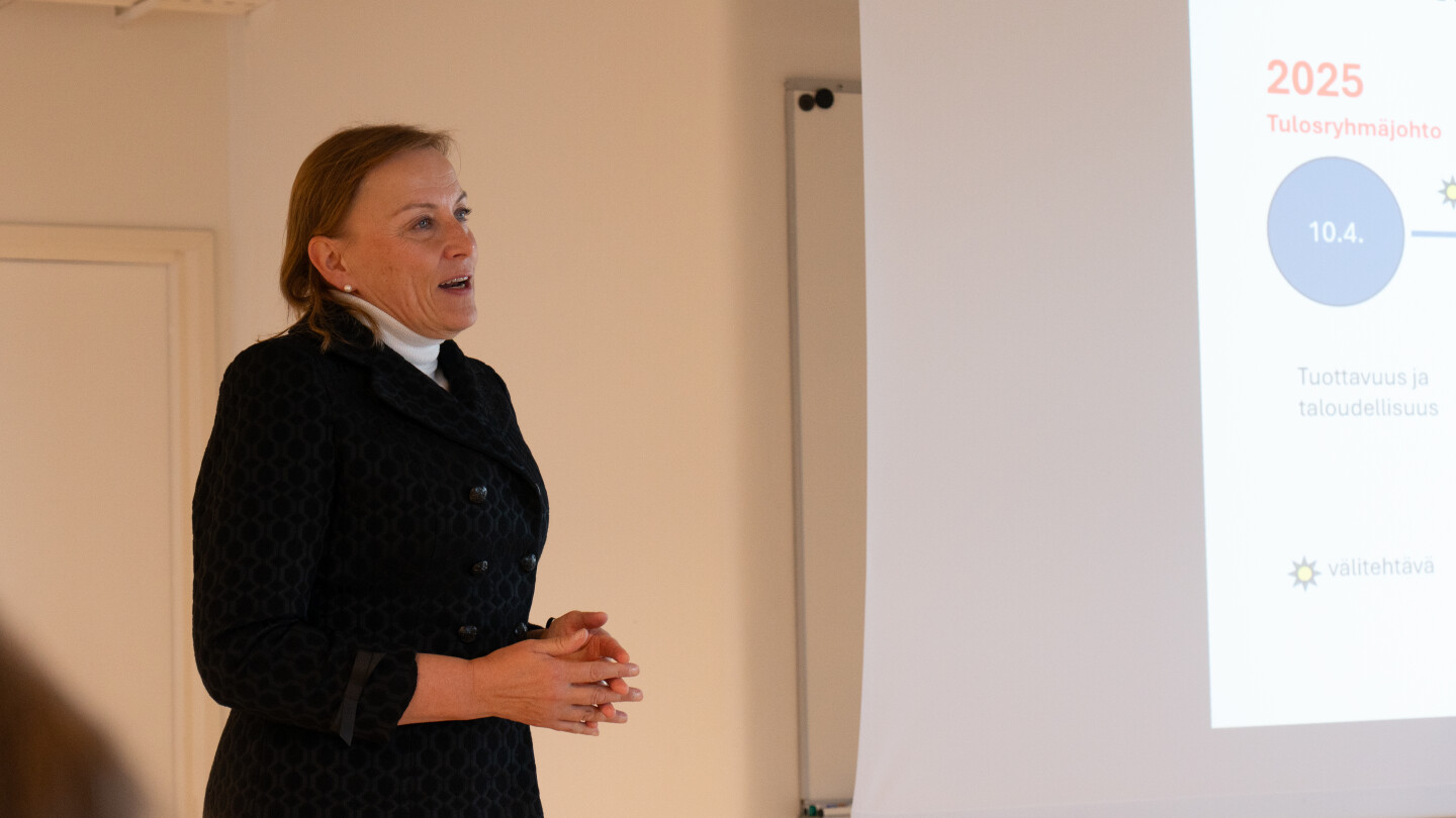 Pirjo Mustonen puhumassa tilaisuudessa