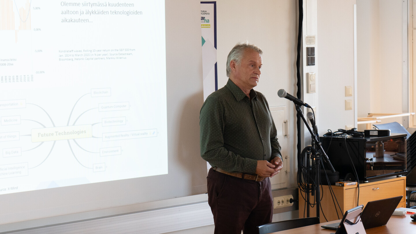 Markku Wilenius salin edesssä puhumassa