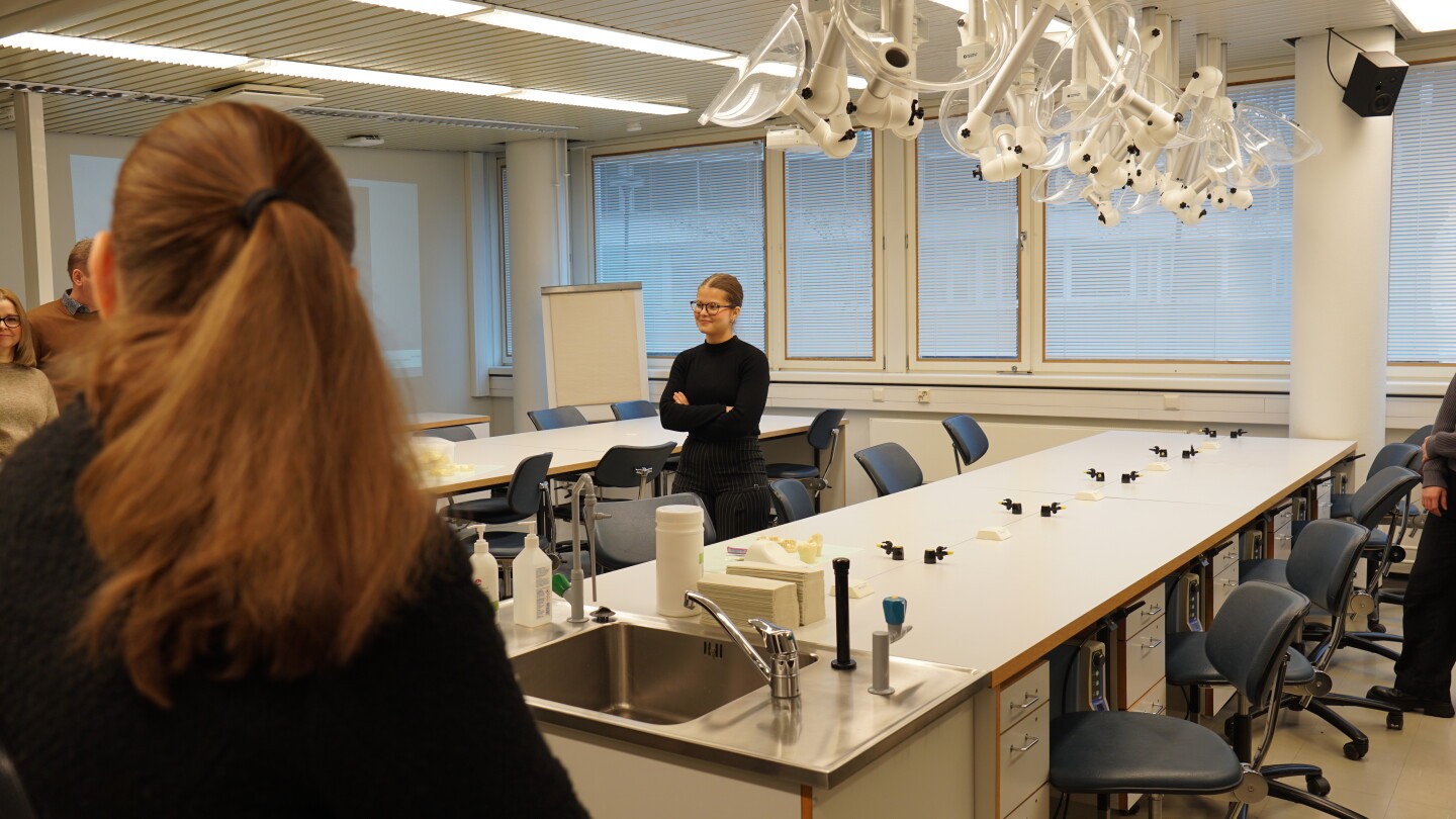 Ronja Flykt hymyilee hammalääketieteen laitoksen opetustilassa