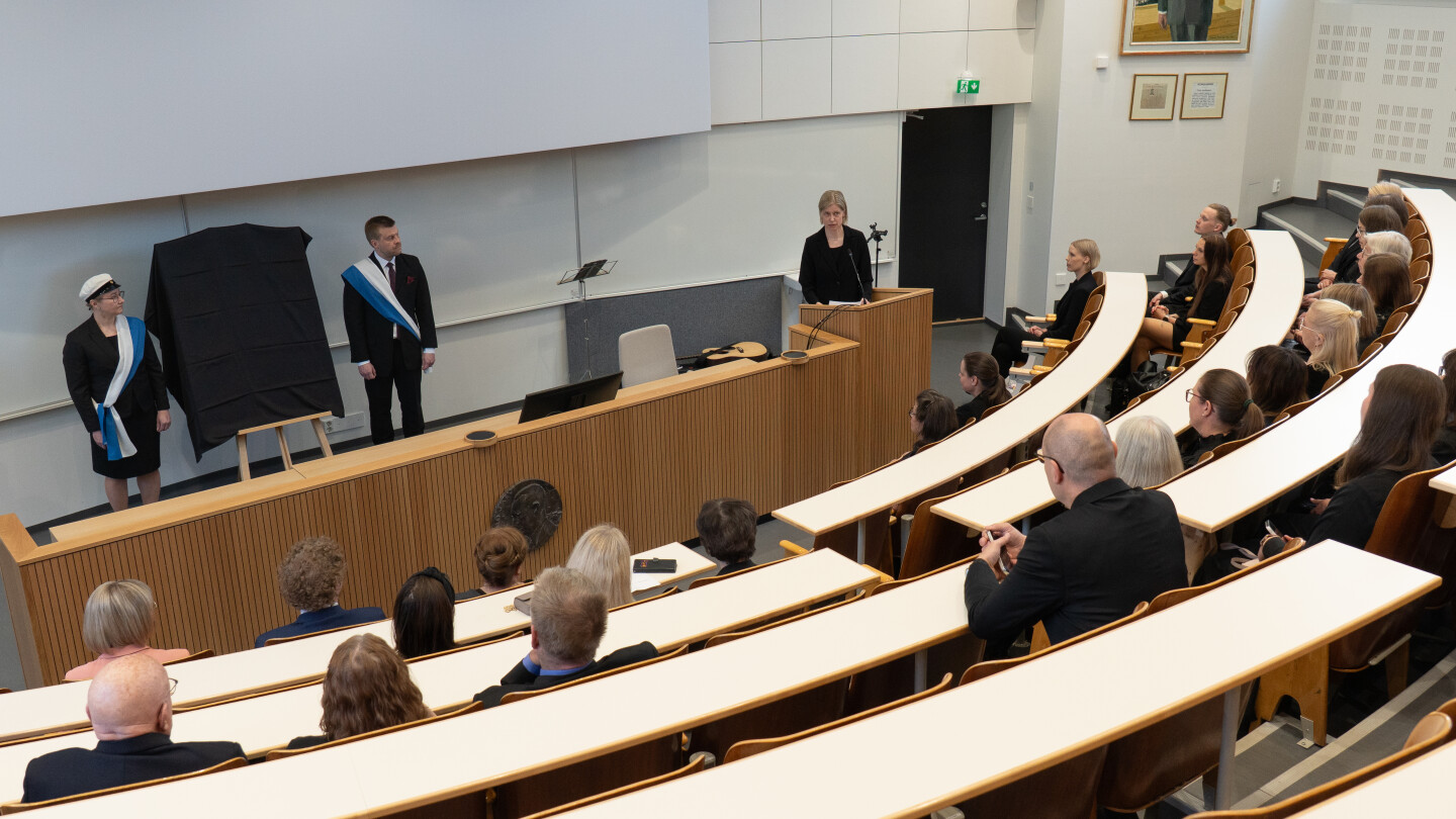 Minna Stolt puhuu salissa
