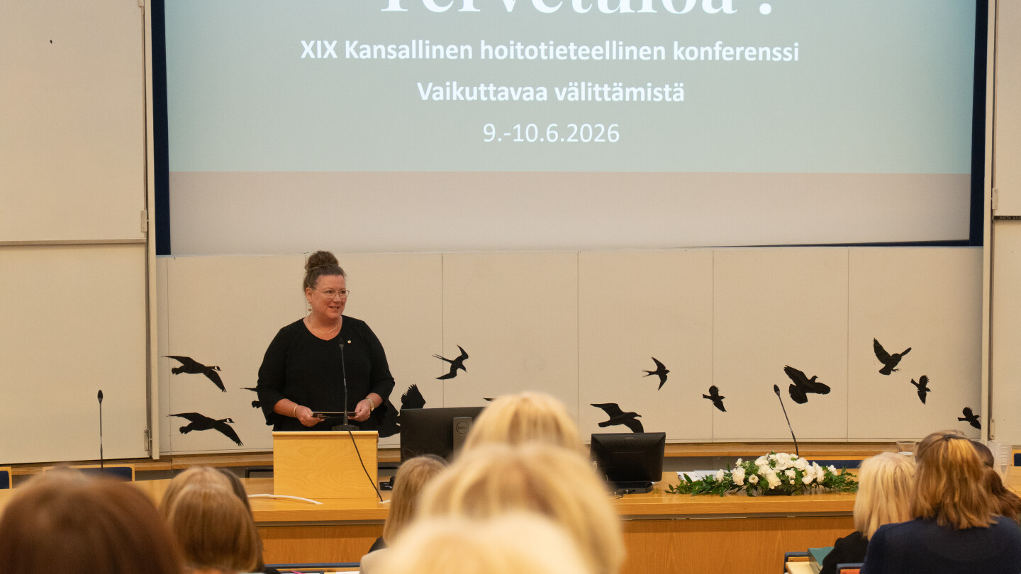 Maija Peltola puhumassa luentosalissa