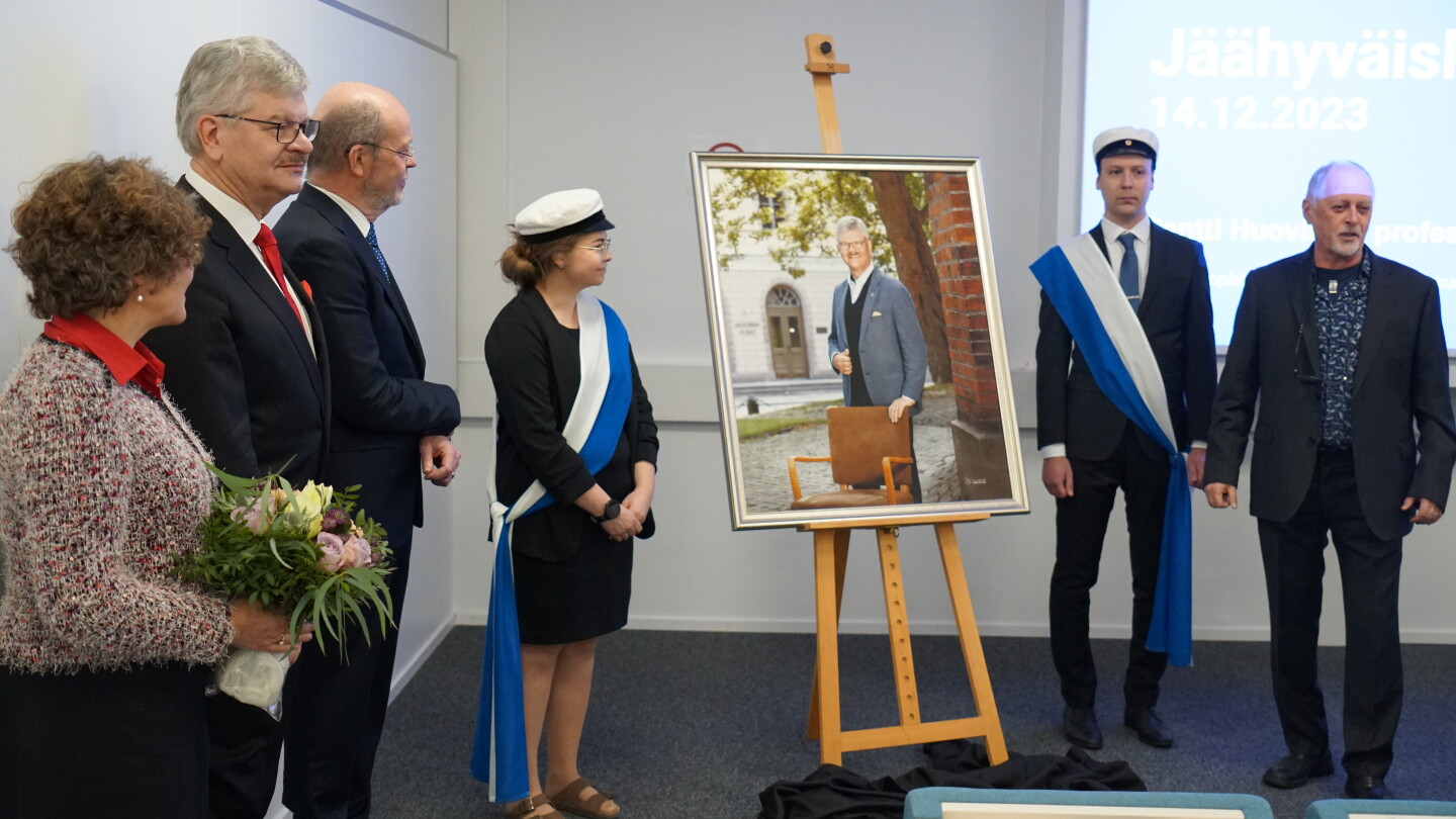 Ihmisiä Huovisen muotokuvan ympärillä