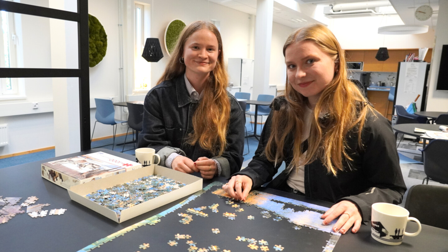 Liisi Luukkonen ja Ronja Sandell pelaavat palapeliä pöydän ääressä.