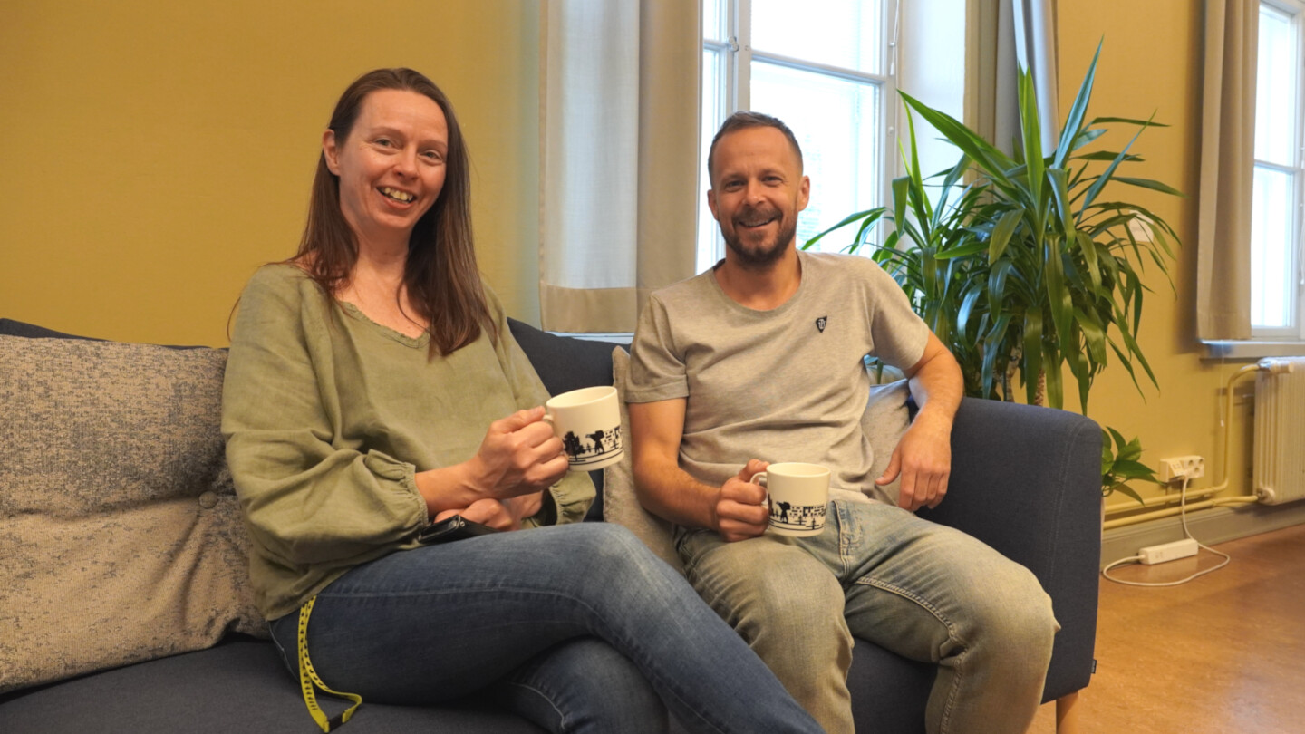 Sanna Mäki ja Vít Pászto istuvat sohvalla.