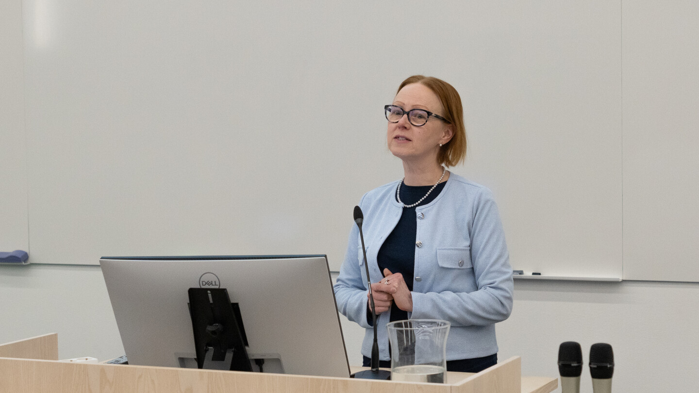 Tuula Vasankari puhumassa