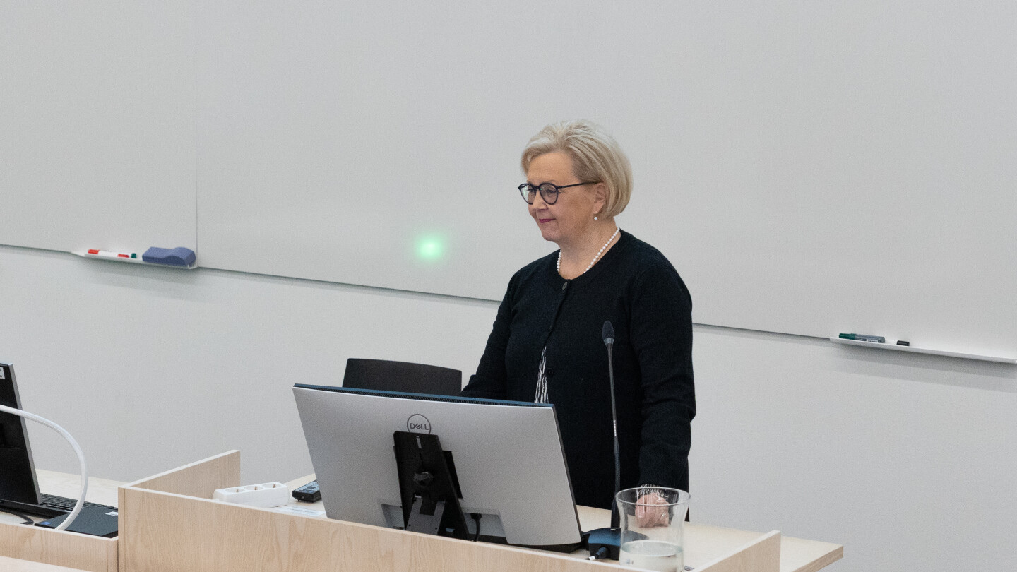 Hannele Siltanen salin edessä