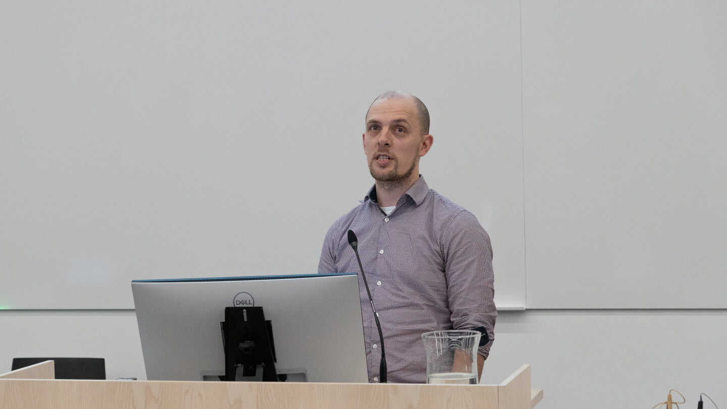 Emil Björkbom puhumassa