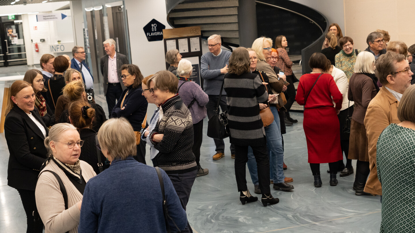 Ihmisiä keskustelamassa vilkkaasti Medisiina D:n aulassa