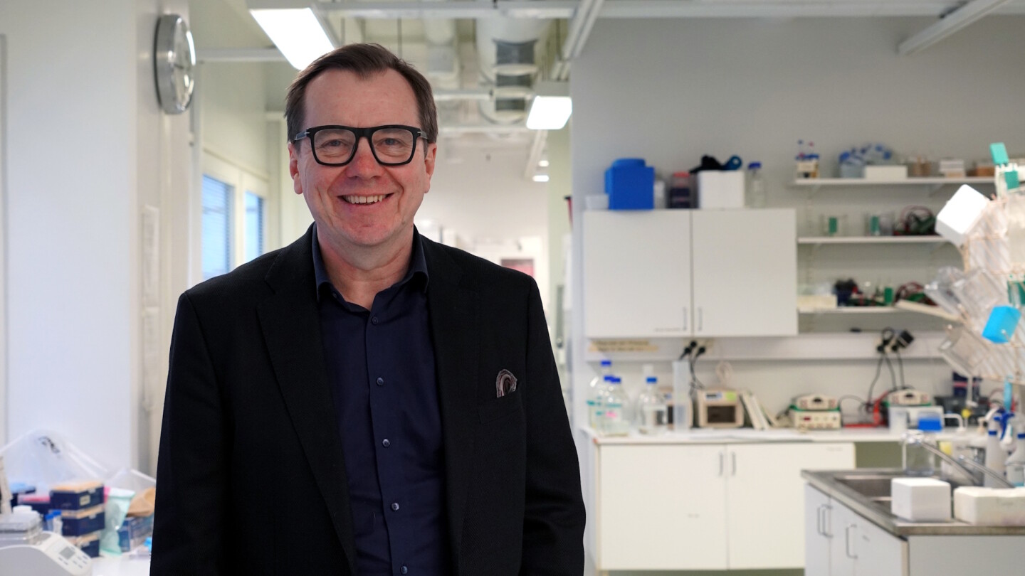 Jukka Westermarck lähikuvassa laboratoriossa.