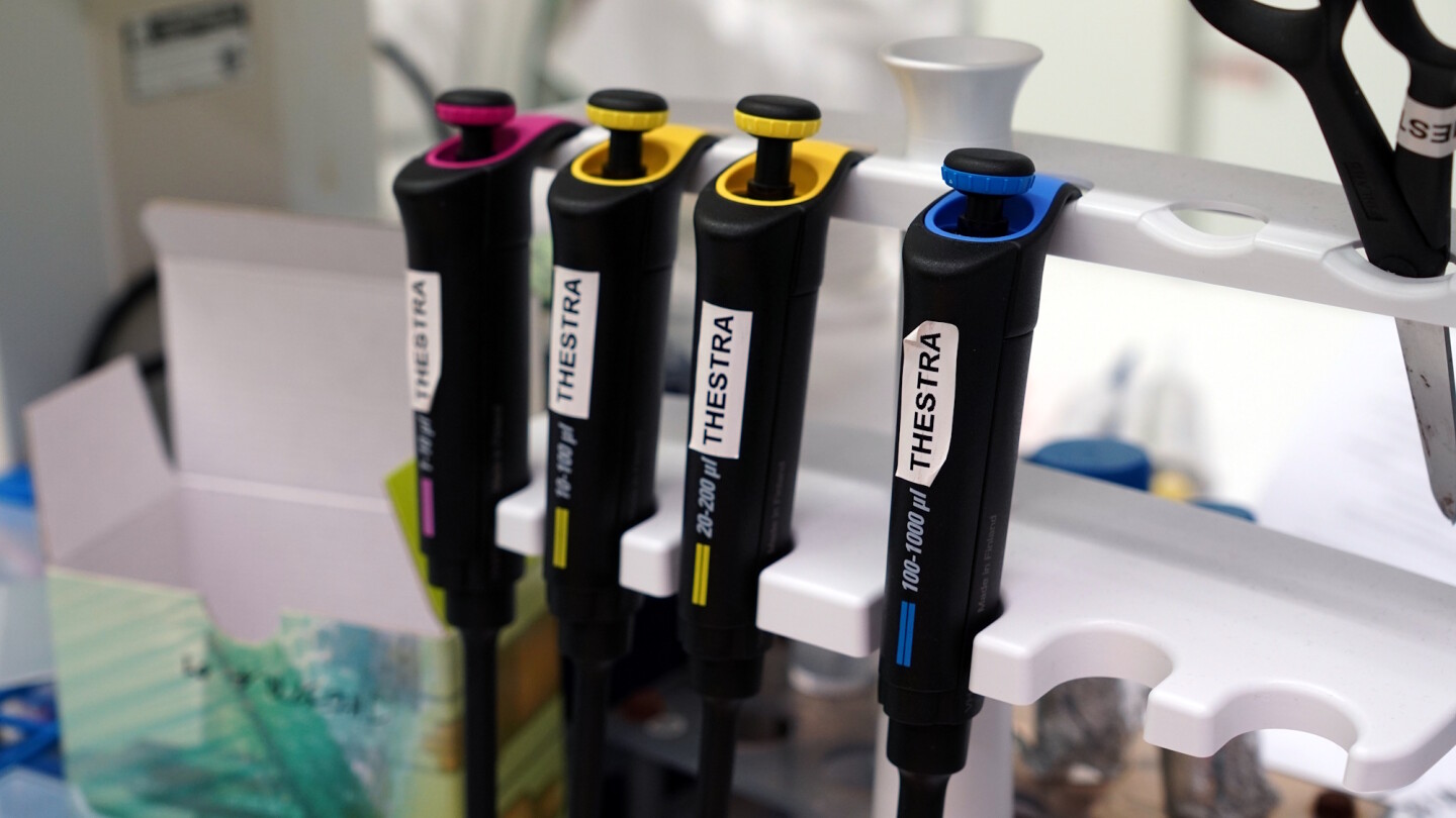 Laboratoriovälineitä, joissa lukee Thestra.