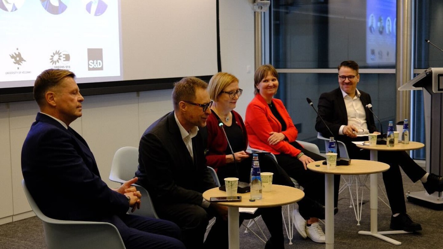 Five panellist sitting in front of a screen